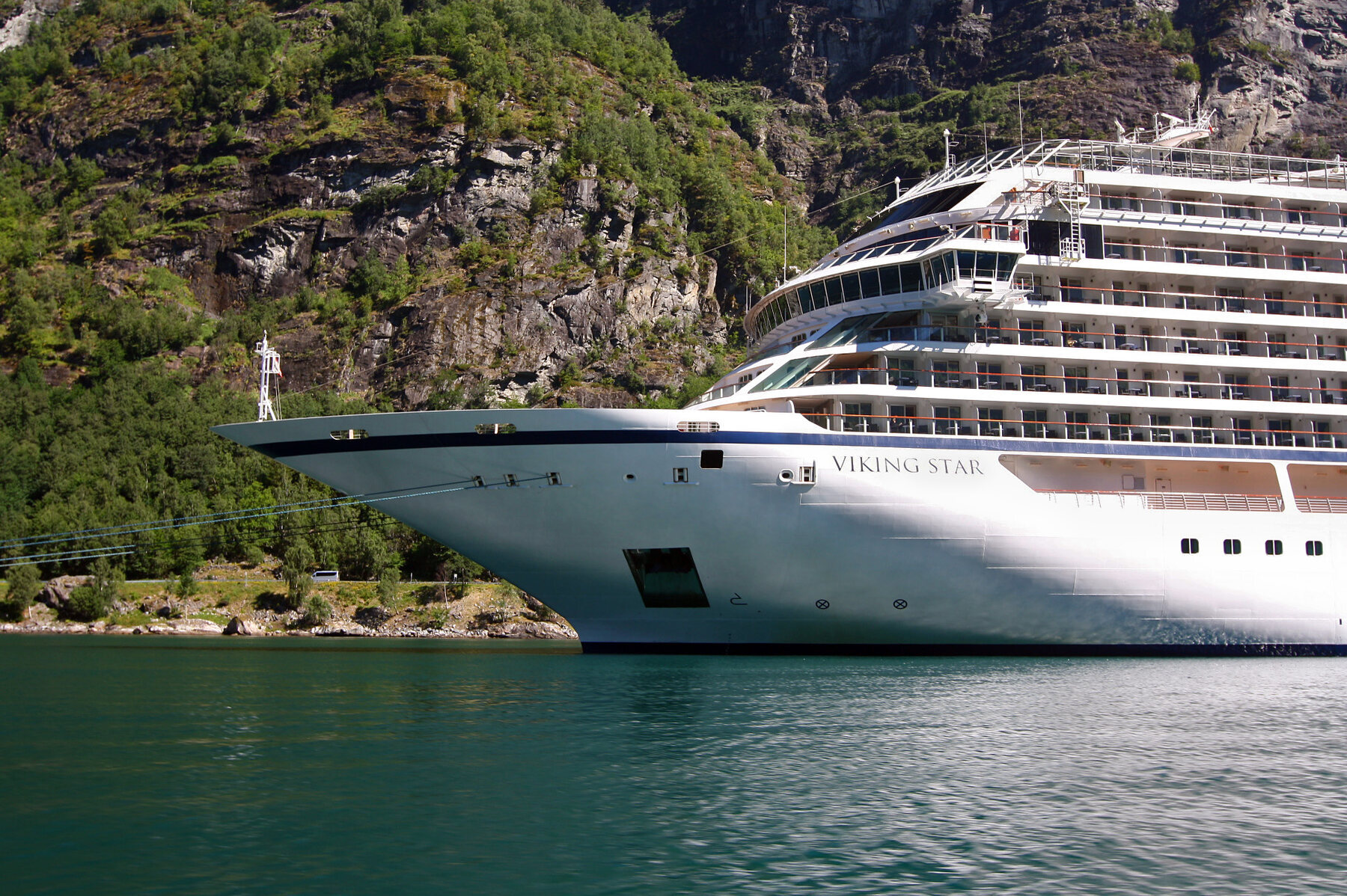 Dramatic mountain-and-water cruise scenery